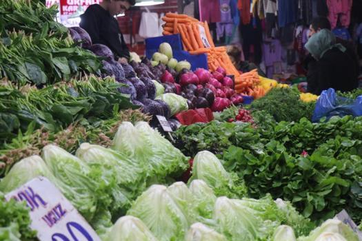 Pazarın gözdesi kış sebzeleri oldu! Fiyatları 50 liradan başlıyor