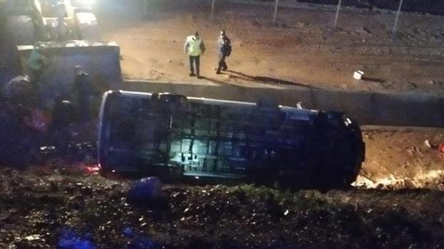 Erdemli'de işçi servisi uçuruma yuvarlandı: 13 yaralı