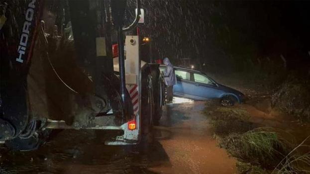 Marmaris'i sağanak yağış vurdu, yollar göle döndü araçlar mahsur kaldı