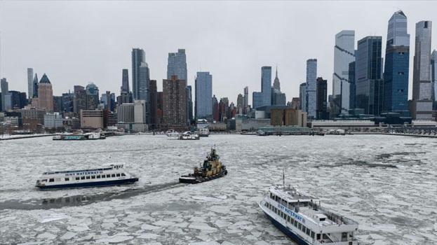 Yoğun kar yağışı ve dondurucu soğuklar Hudson Nehri’ni kısmen dondurdu