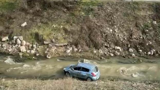 Bolu’da korkunç kaza! Kontrolden çıkan otomobil dereye uçtu: 3 yaralı