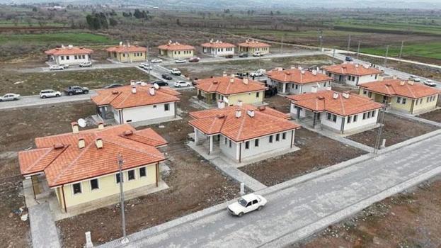 Osmaniye’de köy evleri hak sahiplerine törenle teslim edildi!