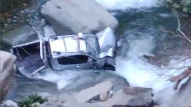 Rize Fındıklı'da kamyonet dereye yatağına düştü: 2 yaralı