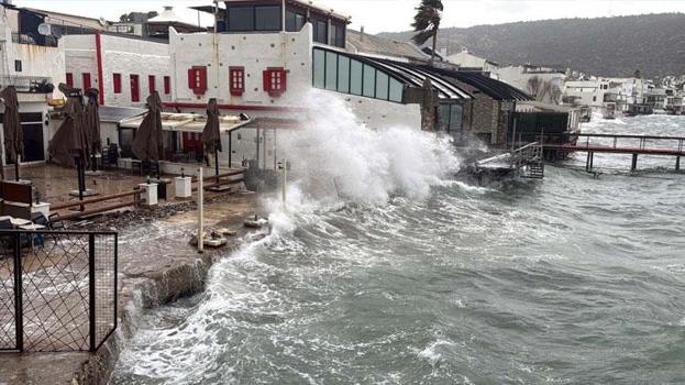 Muğla'yı fırtına vurdu, Bodrum’da feribot seferleri iptal edildi