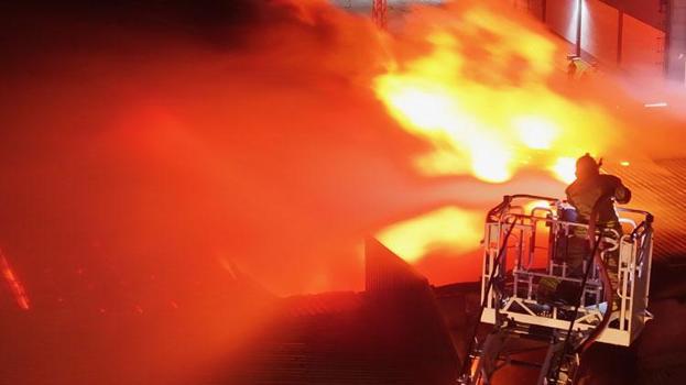 Düzce'de strafor fabrikasında yangın çıktı! Ekipler müdahale ediyor