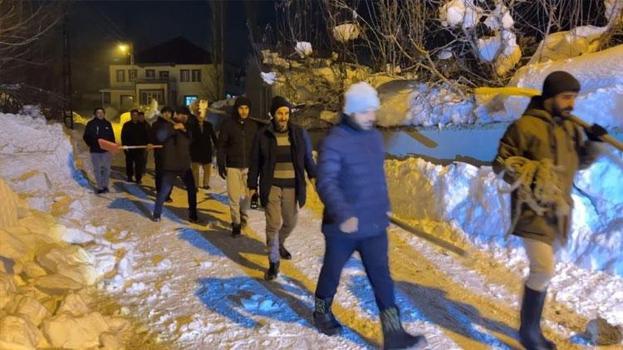 Hakkari Yüksekova’da cemaat namazdayken çatı çöktü: İmam anons etti, köylü küreği ve halatıyla yardıma koştu