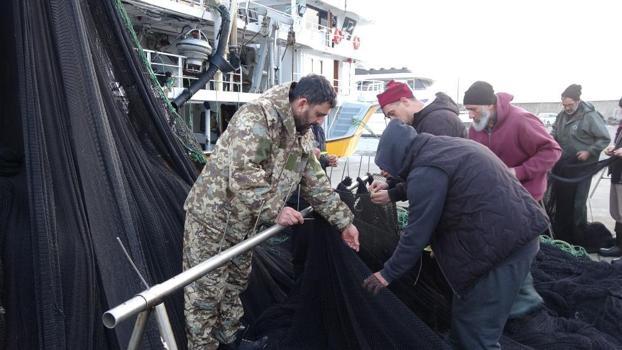 İğneada ve Gürcistan’da hamsi umudu tükeniyor: Balıkçılar erken paydos etmeye başladı, tekneler karaya çekilmeye başladı
