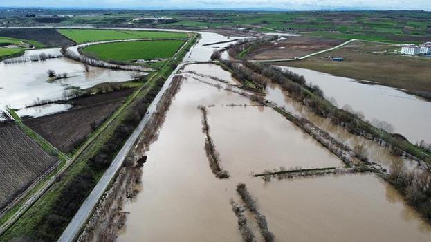 Edirne'de aşırı yağışlar Tunca Nehri'ni taşırdı! Tarlaları su bastı, köprülerin gözleri kapandı