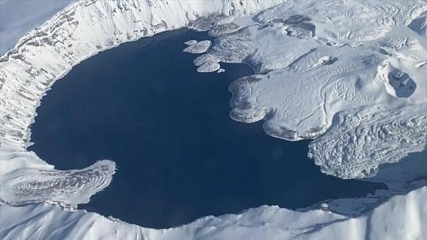 Türkiye'nin en büyük krater gölü Nemrut Krater Gölü'nün kış güzelliği mest etti