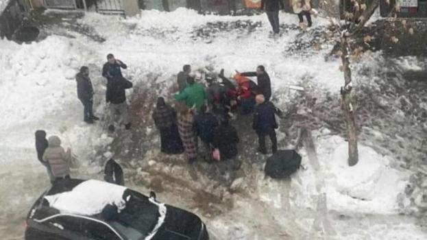 Bingöl'de çatıdan düşen kar kütlesinin altında kalan kadın hayatını kaybetti