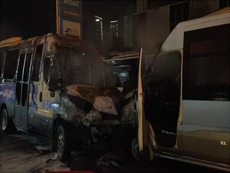 İstanbul'da akaryakıt istasyonunda yangın: 2 minibüs alev alev yandı