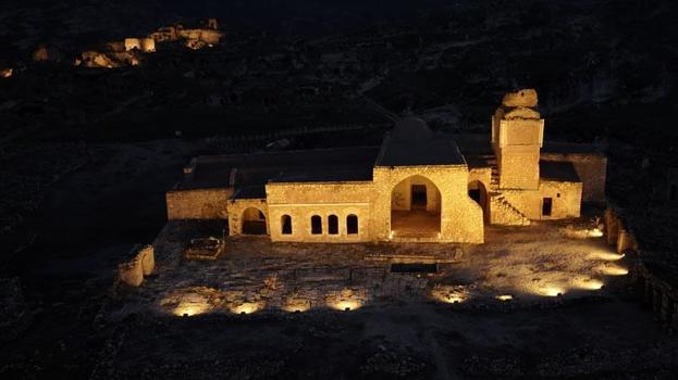 Batman'ın tarihi Hasankeyf Kalesi ve Şaab Vadisi gece dronla görüntülendi