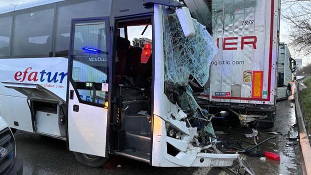 D-100 Karayolu'nda tur midibüsü park halindeki TIR'a çarptı; 13 yaralı