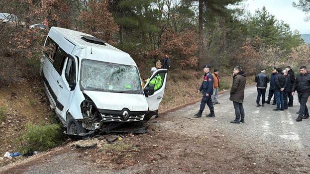 Karabük’te Senegalli öğrencileri taşıyan minibüs, alt yola uçtu: 17 yaralı