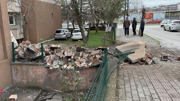 Edirne’de facianın eşiğinden dönüldü: Sağanaklar sonrasında apartman bacası çöktü