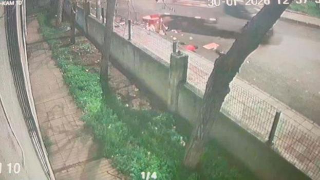 Çorlu'da kamyonet taksi durağına daldı, olay yerini terk etti