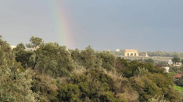 Tralleis Antik Kenti üzerinden yükselen gök kuşağı kartpostallık görüntüler oluşturdu