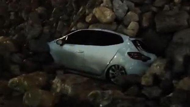 Payas’da istinat duvarı park halindeki araçların üstüne devrildi