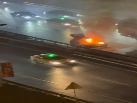 Haliç'te yangın: Yoldan geçen tanker müdahale etti!