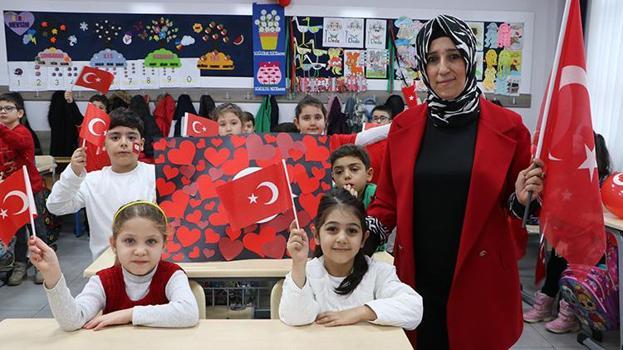 Türkiye'de ilk ders bayrak! Okullar Türk bayrağıyla kırmızıya boyandı; Öğrencilerin kalbine 'Bayrak Sevgisi' işlendi