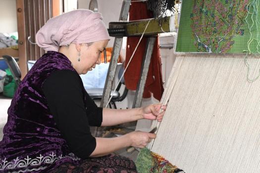 Yozgat'ta Kırgız kadınlarının el emeği dünya pazarında! Hereke kalitesinde halı üretiyorlar