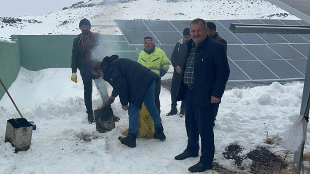 Kars'ta paneller kapanınca su kesildi! Köylü seferber oldu: Tezek ateşiyle ısıtmaya çalıştılar