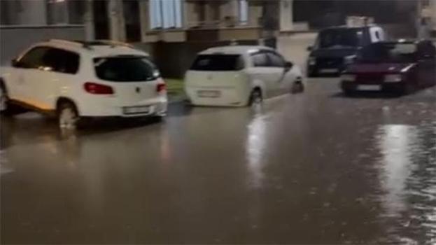 İnegöl’de sağanak hayatı felç etti! Cadde ve sokaklar göle döndü, aracına sandalyeyle böyle bindi