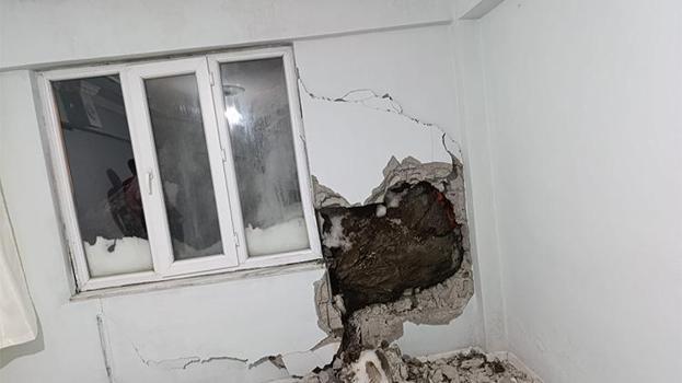 Hakkari'de büyük panik! Dağdan kopan kaya parçası evin duvarını delip, yatak odasına girdi