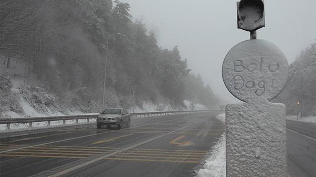 Bolu Dağı'nda kar ve sis! Görüş mesafesi 30 metreye kadar düştü