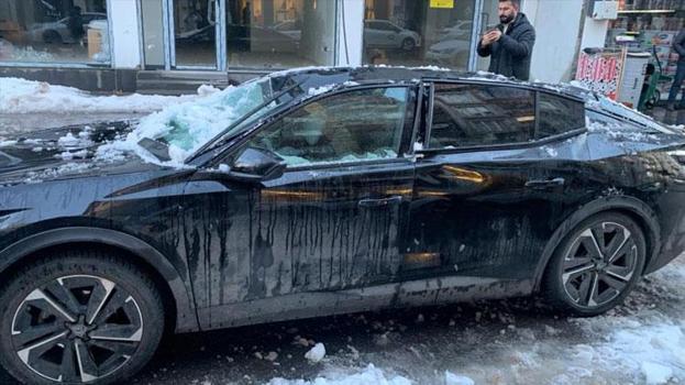 Çatıdan düşen kar kütlesi otomobile zarar verdi