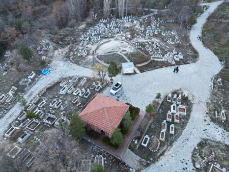 Karaman'da bir mezarlıktan çıkıyor! Vatandaşlar şifa dağıttığına inanıyor