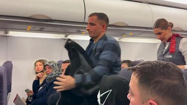 Rahatsızlandığını söyleyip uçaktan indi: 'Hakkınızı helal edin!' Başka bir yolcu vatandaşın korktuğunu iddia etti