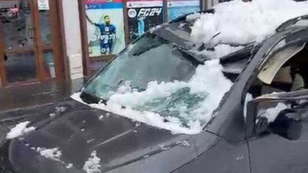 Bitlis’te park halindeki aracın üzerine çatıdan kar kütlesi düştü