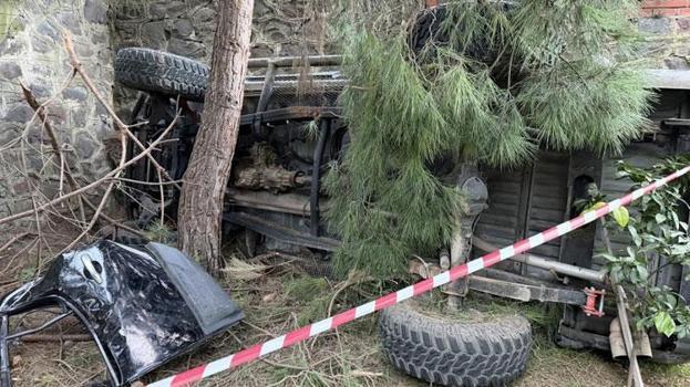 Ortahisar'da kamyonet site bahçesine düştü: 2 yaralı