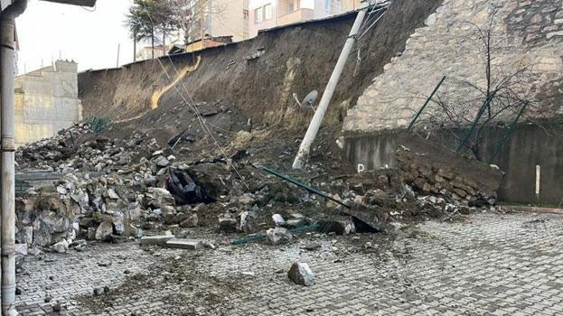 Tosya’da istinat duvarı çöktü, 7 araç zarar gördü