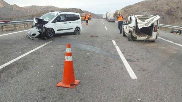 Niğde-Pozantı otoyolunda feci kaza: İki araç çarpıştı 1 kişi hayatını kaybetti, 7 kişi yaralandı
