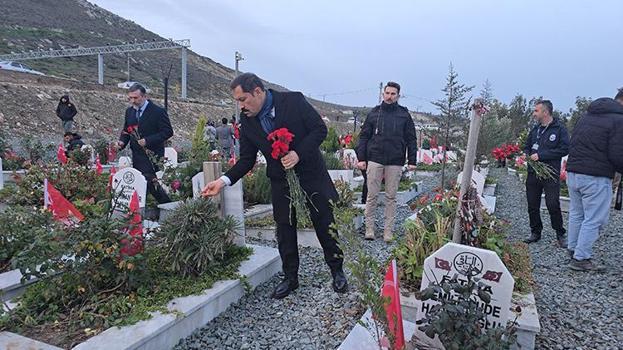 Hatay'da 6 şubat depreminin 3’üncü yıl dönümü! Sabahın erken saatlerinde mezarlara akın ettiler