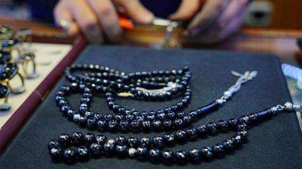 Yerin altından çıkıyor, zeytinyağıyla parıldıyor! 45 yıllık Oltu taşı ustası Erzurum’un siyah kehribarına ömrünü adadı