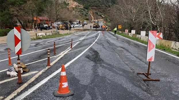 İzmir’de yol çöktü! Selçuk-Ortaklar yolu ulaşıma kapandı