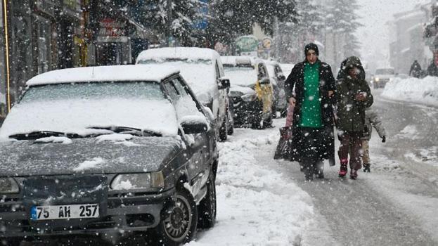 Lapa lapa kar yağışı ve sağanaklar kuvvetli geliyor! Meteoroloji İstanbul dahil birçok il için uyardı