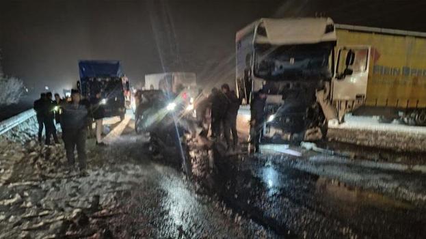 Erzurum'da kokrunç trafik kazası: 4 kişi hayatını kaybetti
