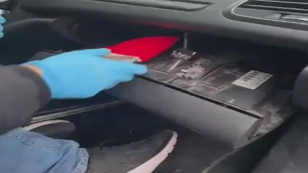 Polisin dikkati sayesinde yakayı ele verdiler! Araçtaki gizli bölmeden uyuşturucu çıktı