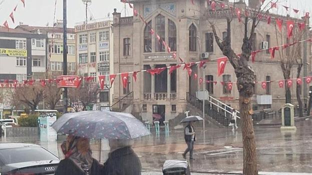 Aksaray'da şiddetli sağanak üreticilerin yüzünü güldürdü