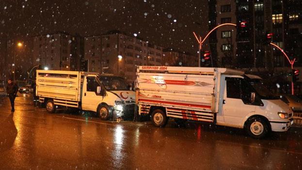 Erzurum Yakutiye'de 3 aracın karıştığı kazada 9 kişi yaralandı