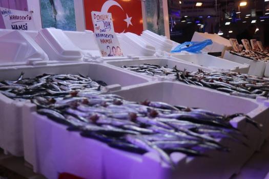 Hamsi tezgahlardaki tahtına yeniden oturdu! Fiyatlar yükselmeden vatandaşlar kapış kapış aldı