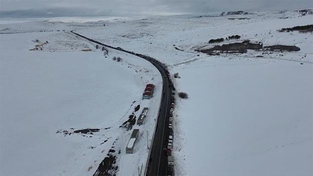 Kars'ta yılların rekoru kırıldı! Çıldır Gölü'nde adım atacak yer kalmadı