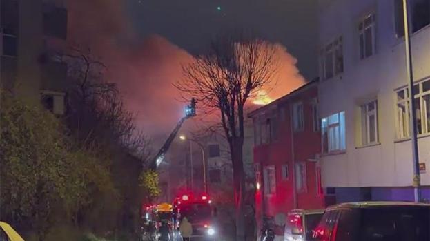 Üsküdar’da metruk binada korkutan yangın: Çatı alev alev yandı