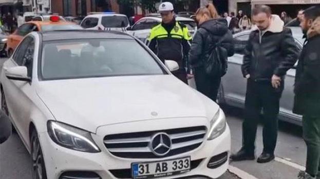 Trafiği kapatıp aracında ruj sürüp dans eden kadın gözaltına alındı; kaçarken yakalandı