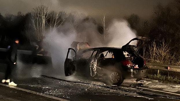 Akyazı'da yangın çıkan otomobil kullanılamaz hale geldi