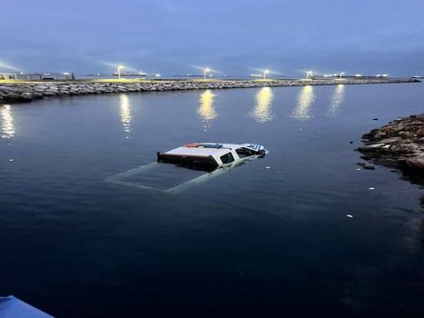 Zabıta aracı bariyeri aştı: Şoför ve personel yara almadan çıktı
